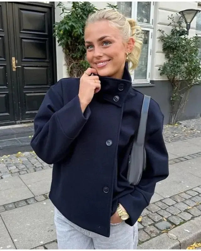 Kort jakke med asymmetrisk lukning