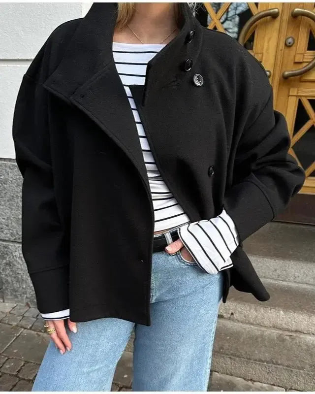 Kort jakke med asymmetrisk lukning