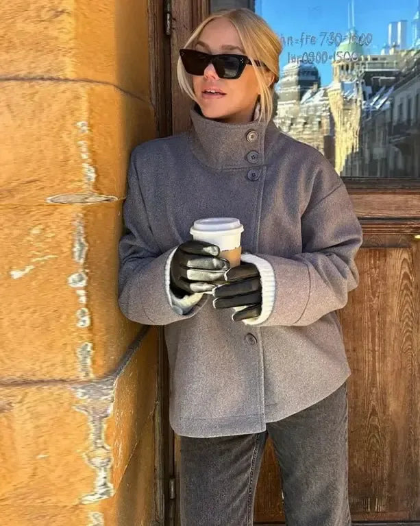 Kort jakke med asymmetrisk lukning